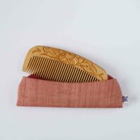 喜多つげ製作所 解櫛 彫 つばき 二輪 つげ櫛 解櫛 彫（ケース付） つばき - 薩摩つげ櫛～喜多つげ製作所